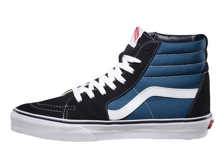 Tenis VANS Sk8-Hi en colores azul marino y negro con la clásica franja lateral blanca y suela blanca.