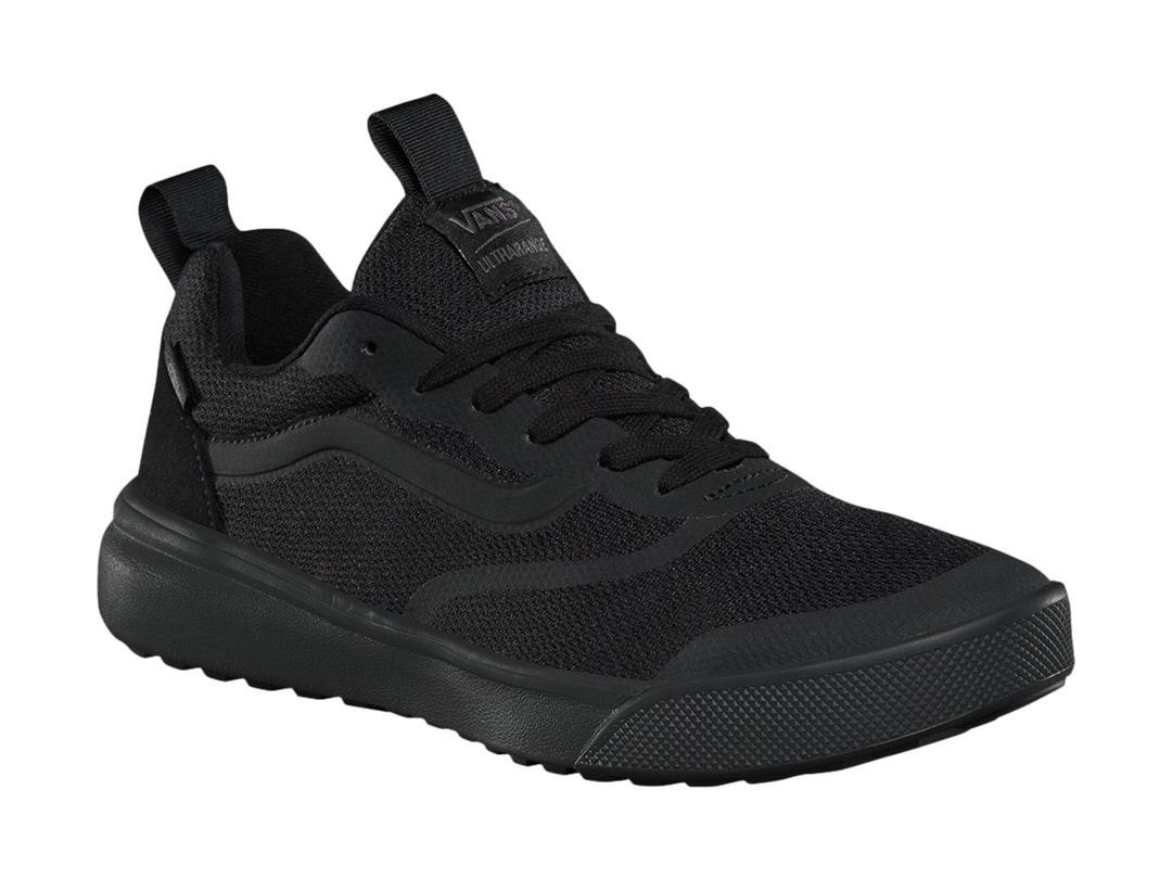 Tenis VANS UltraRange RapidW en color negro total con diseño deportivo y suela texturizada.