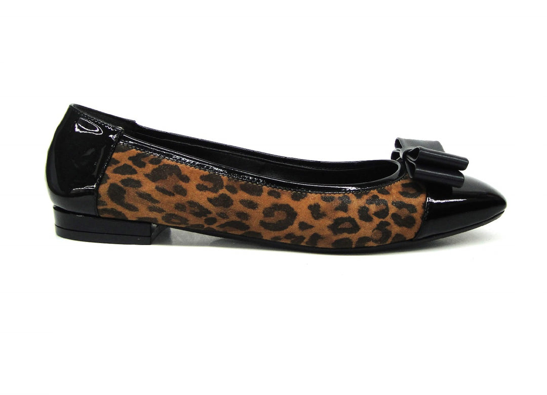 Zapato plano para mujer con estampado de leopardo y detalles en charol negro con moño decorativo.