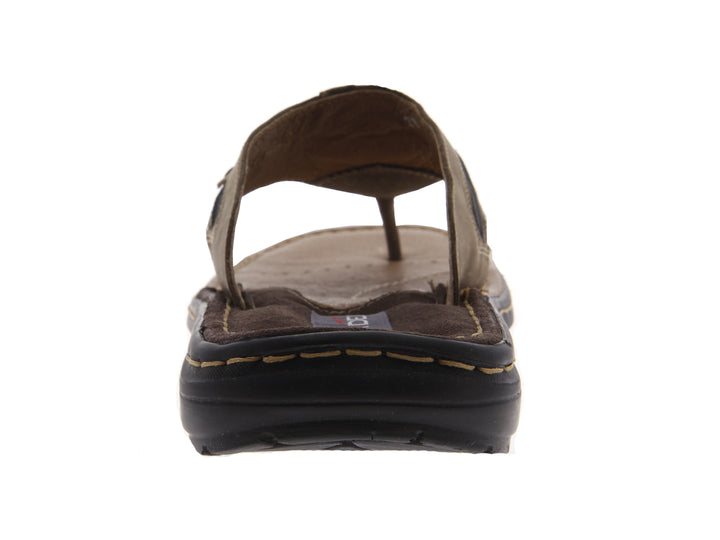 Sandalia casual para Hombre color chocolate con suela negra y correa ancha.