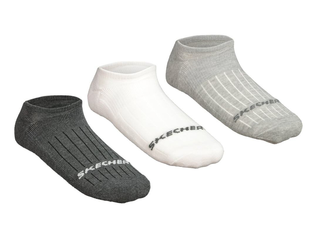 Paquete de tres pares de calcetines cortos Skechers en colores blanco, gris claro y gris oscuro.