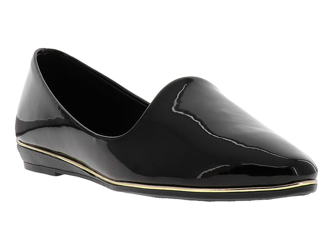 Zapato plano para mujer color negro brillante con una línea dorada en la base.