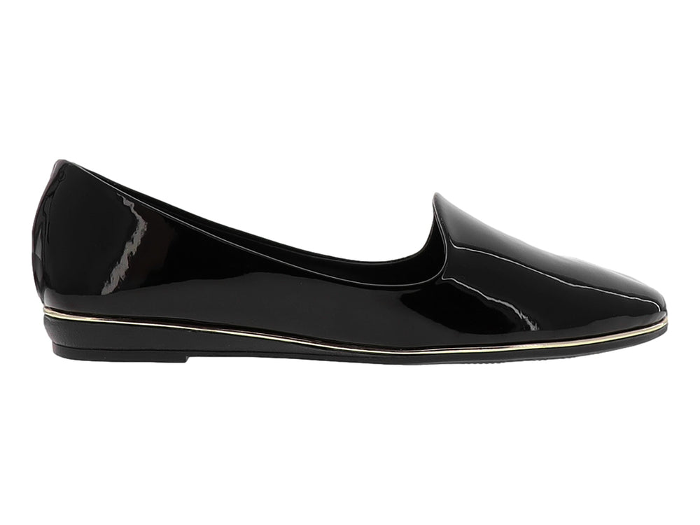 Zapato plano para mujer color negro brillante con una línea dorada en la base.