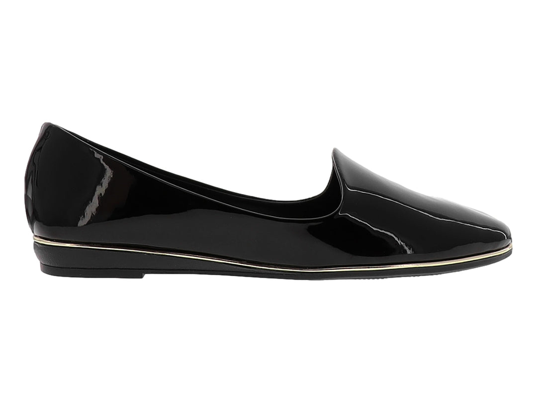 Zapato plano para mujer color negro brillante con una línea dorada en la base.