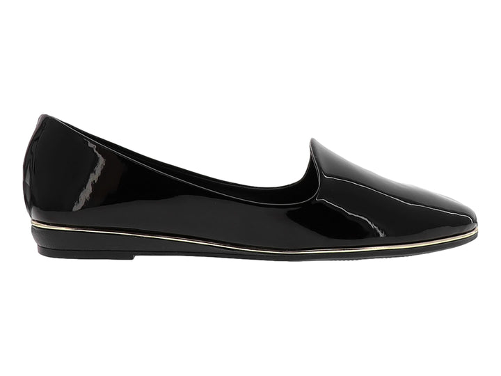 Zapato plano para mujer color negro brillante con una línea dorada en la base.