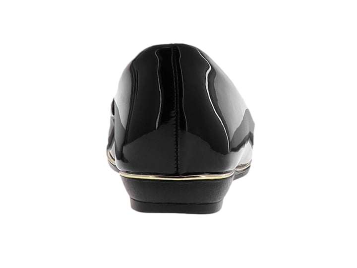 Zapato plano para mujer color negro brillante con una línea dorada en la base.