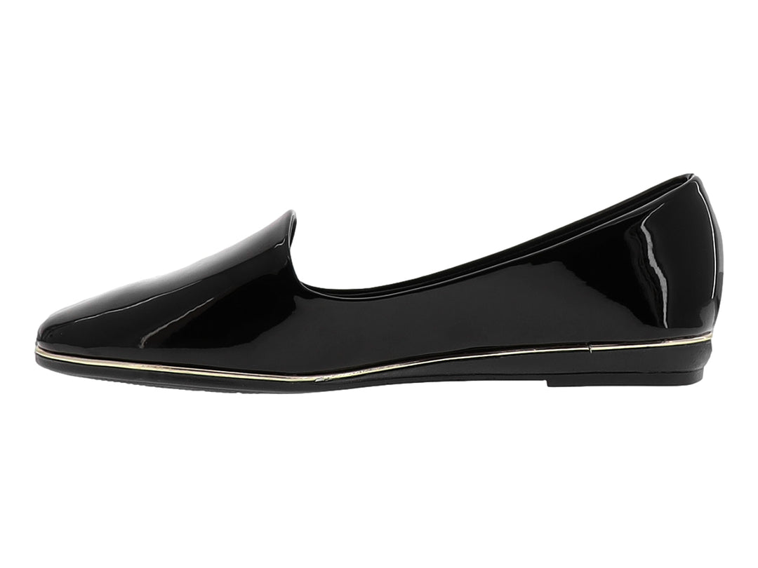Zapato plano para mujer color negro brillante con una línea dorada en la base.