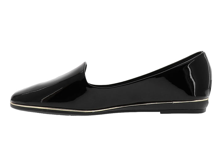 Zapato plano para mujer color negro brillante con una línea dorada en la base.
