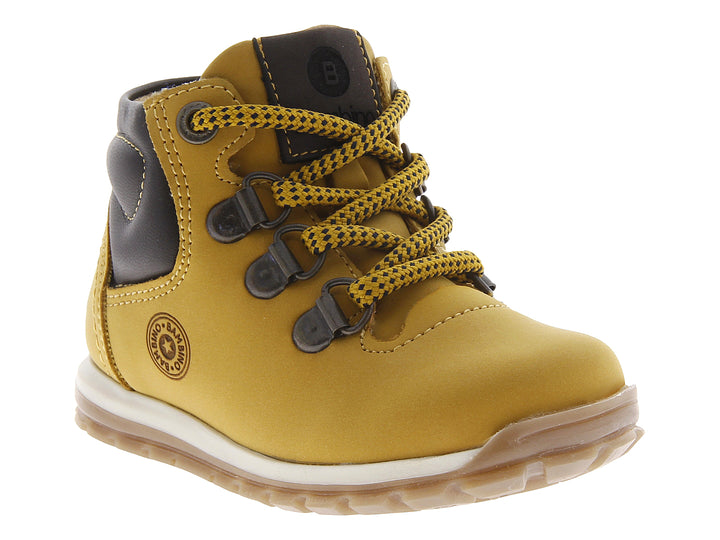 Bota infantil color mostaza con detalles en negro y suela blanca.