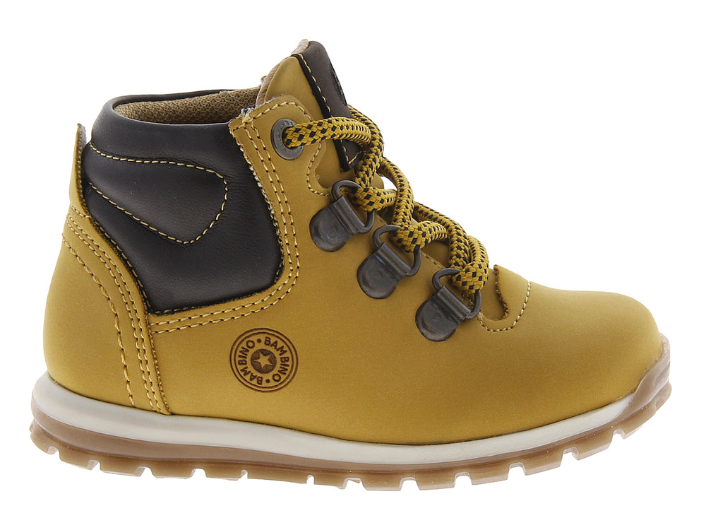 Bota infantil color mostaza con detalles en negro y suela blanca.