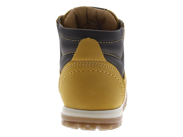 Bota infantil color mostaza con detalles en negro y suela blanca.