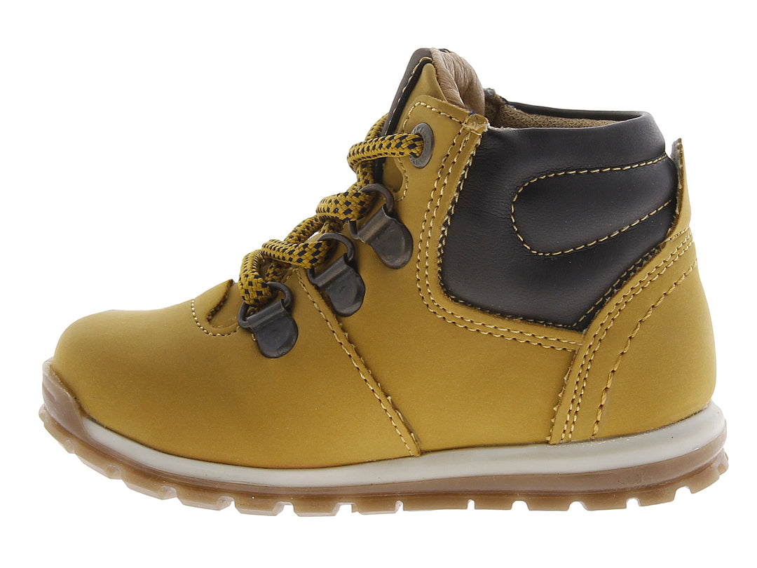 Bota infantil color mostaza con detalles en negro y suela blanca.