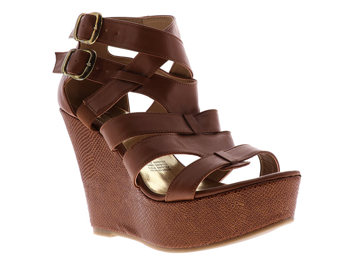 Sandalia de plataforma color camel con correas cruzadas y hebillas metálicas para mujer.