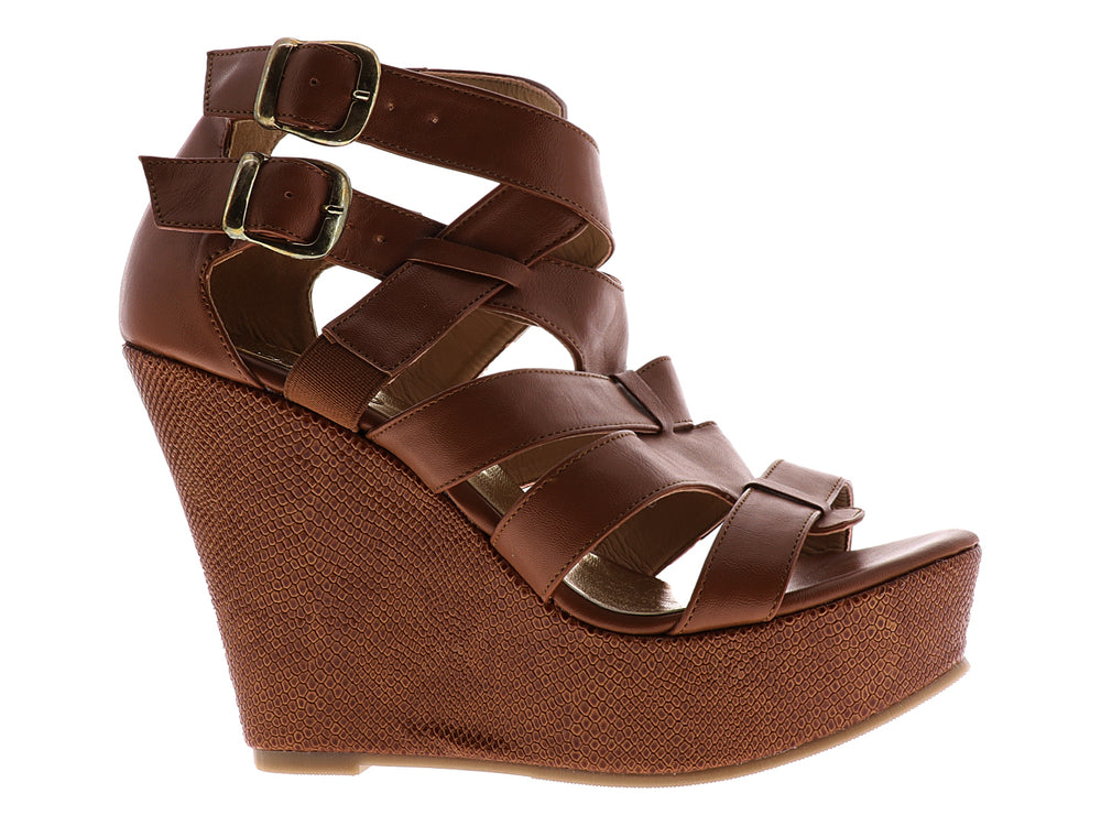 Sandalia de plataforma color camel con correas cruzadas y hebillas metálicas para mujer.