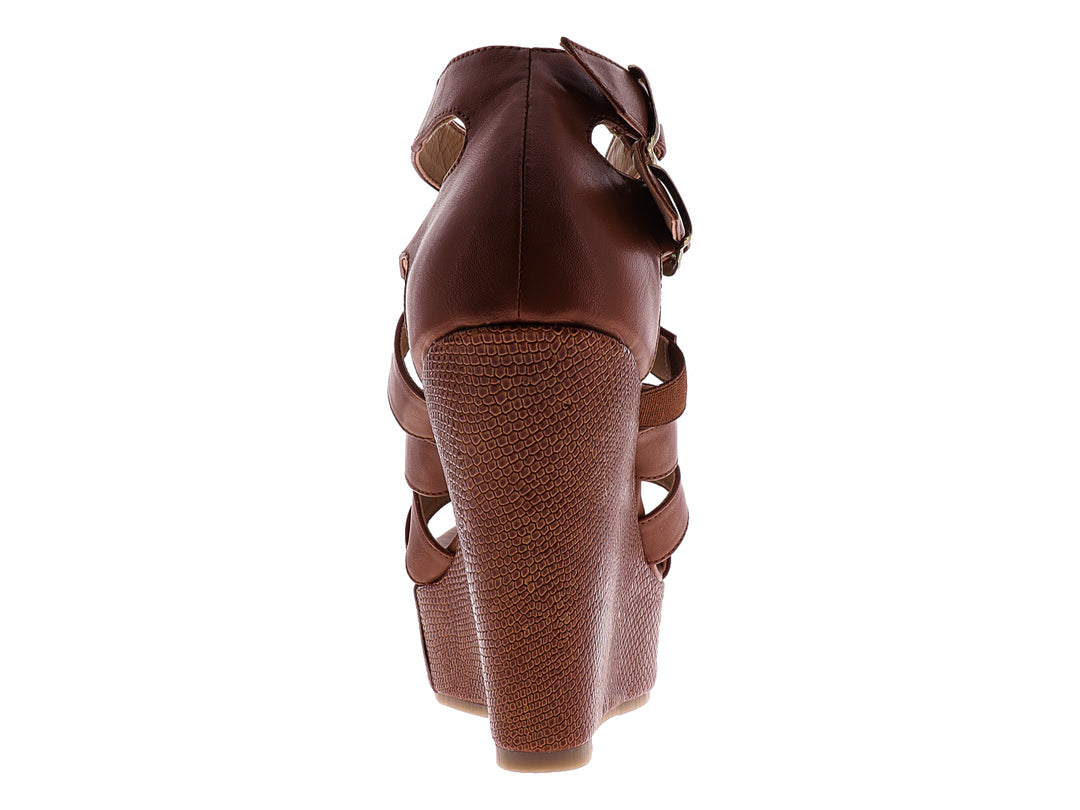 Sandalia de plataforma color camel con correas cruzadas y hebillas metálicas para mujer.