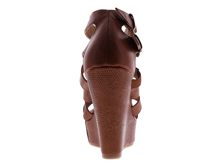 Sandalia de plataforma color camel con correas cruzadas y hebillas metálicas para mujer.