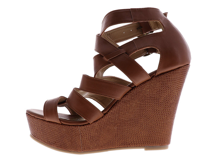 Sandalia de plataforma color camel con correas cruzadas y hebillas metálicas para mujer.