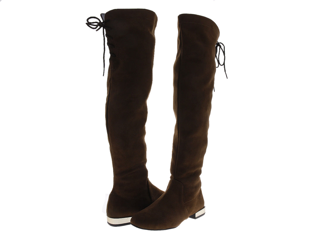 Botas altas color marrón madera para mujer con detalles de cordones en la parte posterior.