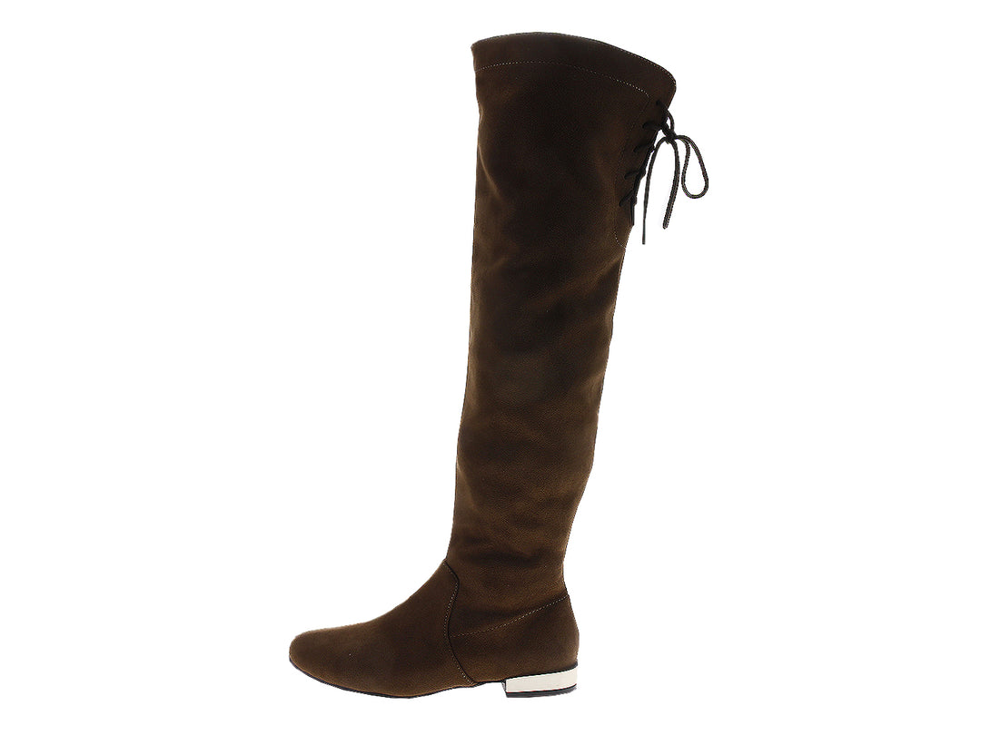 Botas altas color marrón madera para mujer con detalles de cordones en la parte posterior.