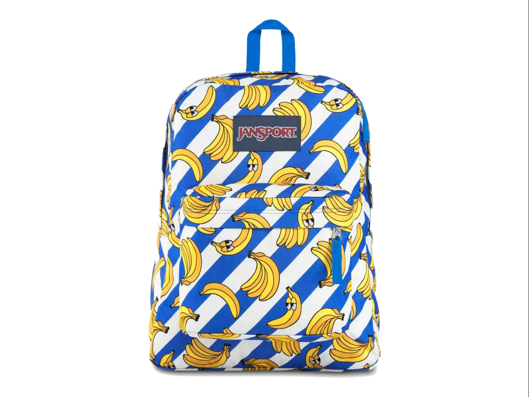 Mochila JanSport Superbreak con estampado de plátanos amarillos sobre fondo de rayas azules y blancas.