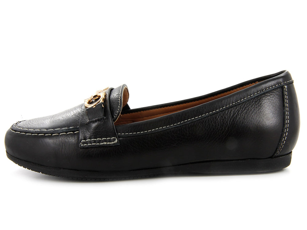 Par de mocasines de cuero negro con herraje dorado frontal y costuras blancas contrastantes.