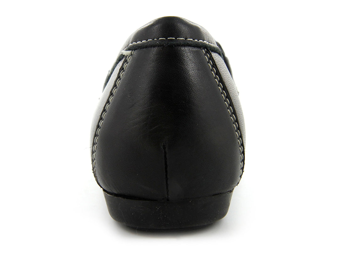 Par de mocasines de cuero negro con herraje dorado frontal y costuras blancas contrastantes.