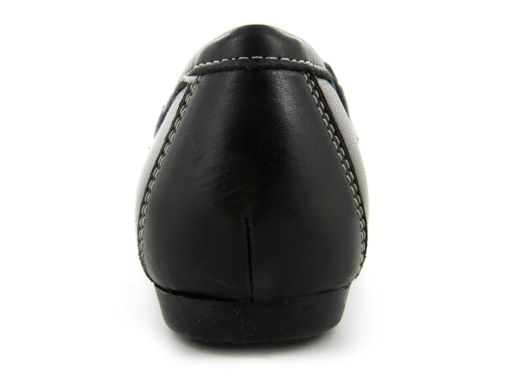 Par de mocasines de cuero negro con herraje dorado frontal y costuras blancas contrastantes.