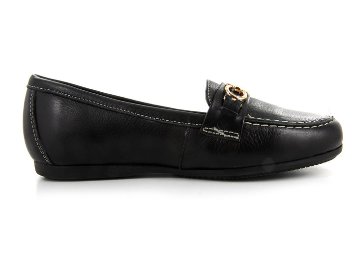 Par de mocasines de cuero negro con herraje dorado frontal y costuras blancas contrastantes.