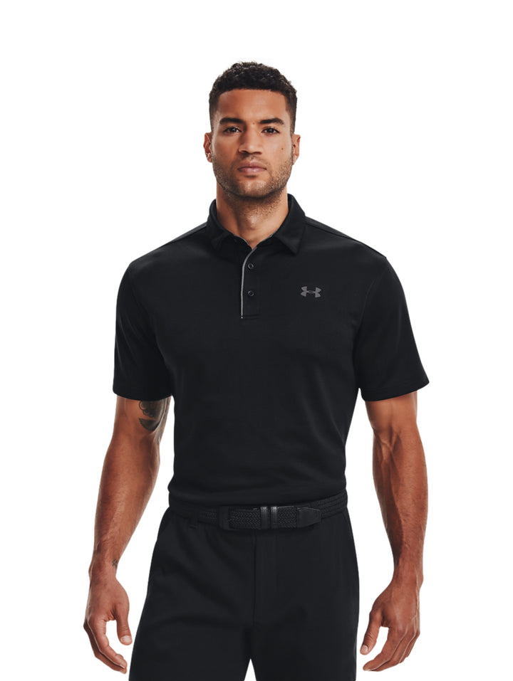 Hombre vistiendo playera polo deportiva Under Armour de color negro con detalles en gris.