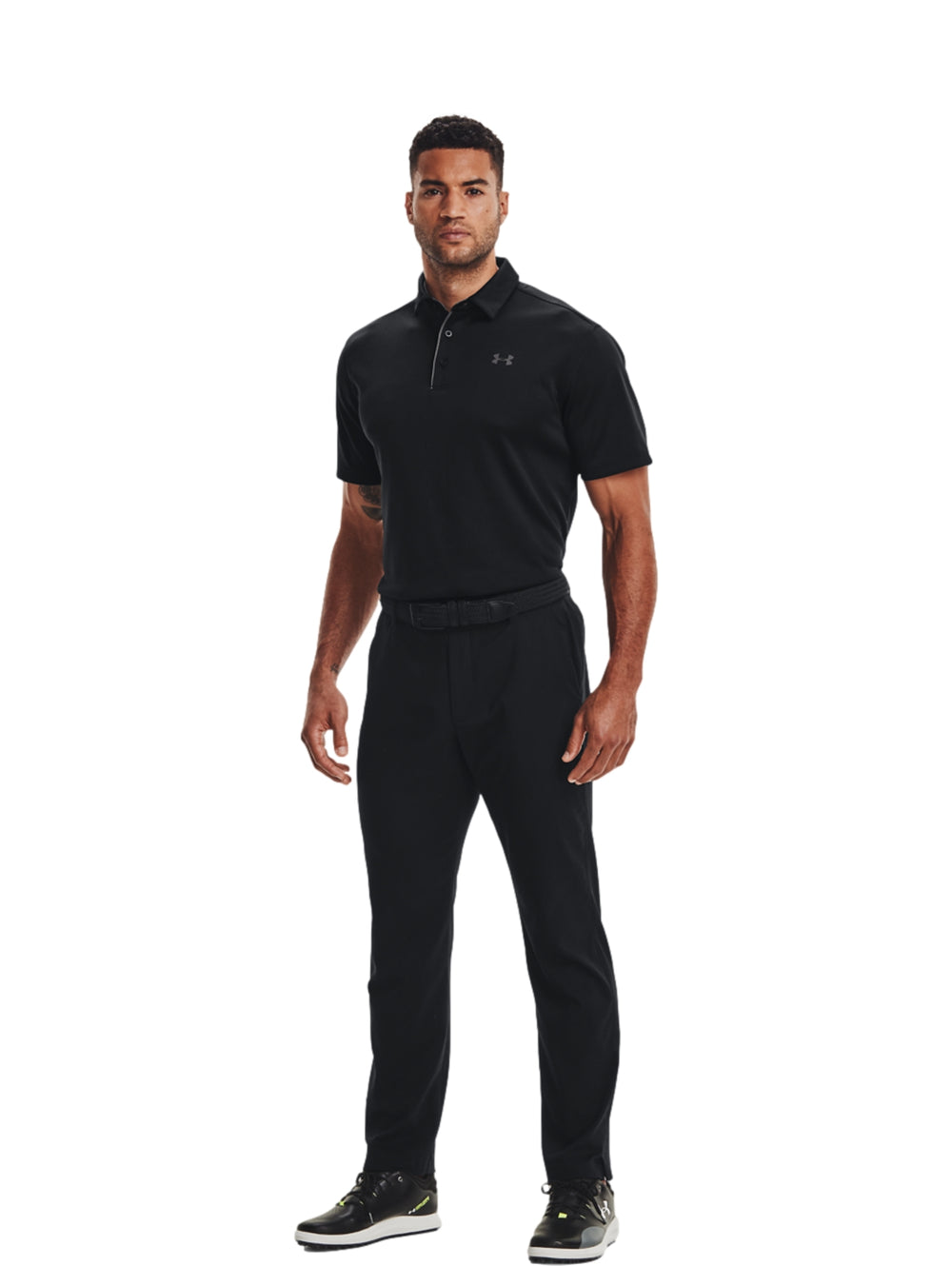 Hombre vistiendo playera polo deportiva Under Armour de color negro con detalles en gris.