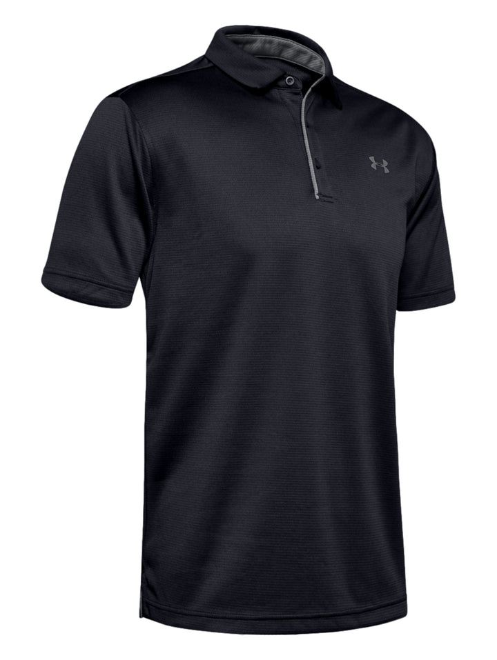 Hombre vistiendo playera polo deportiva Under Armour de color negro con detalles en gris.