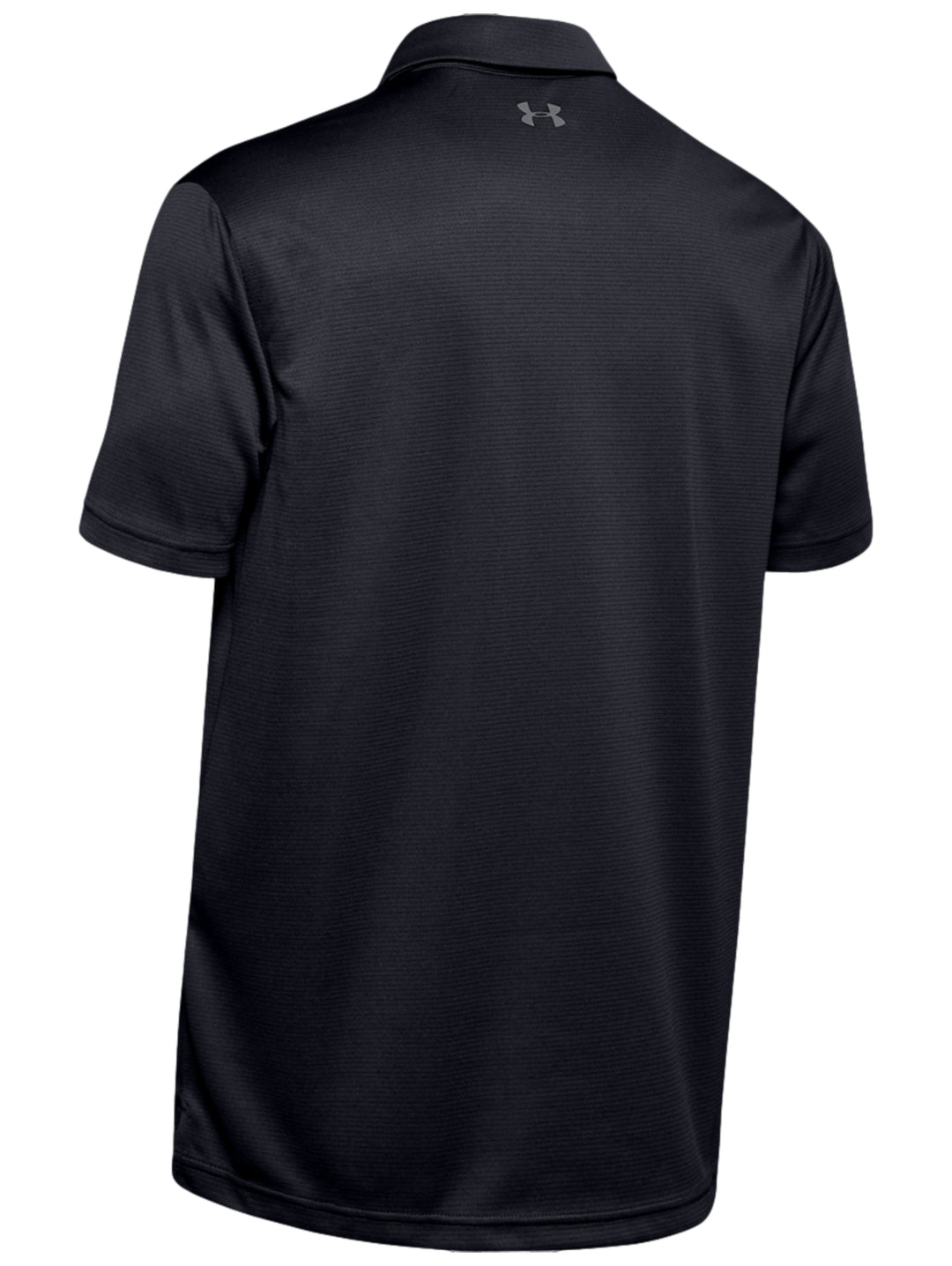 Hombre vistiendo playera polo deportiva Under Armour de color negro con detalles en gris.