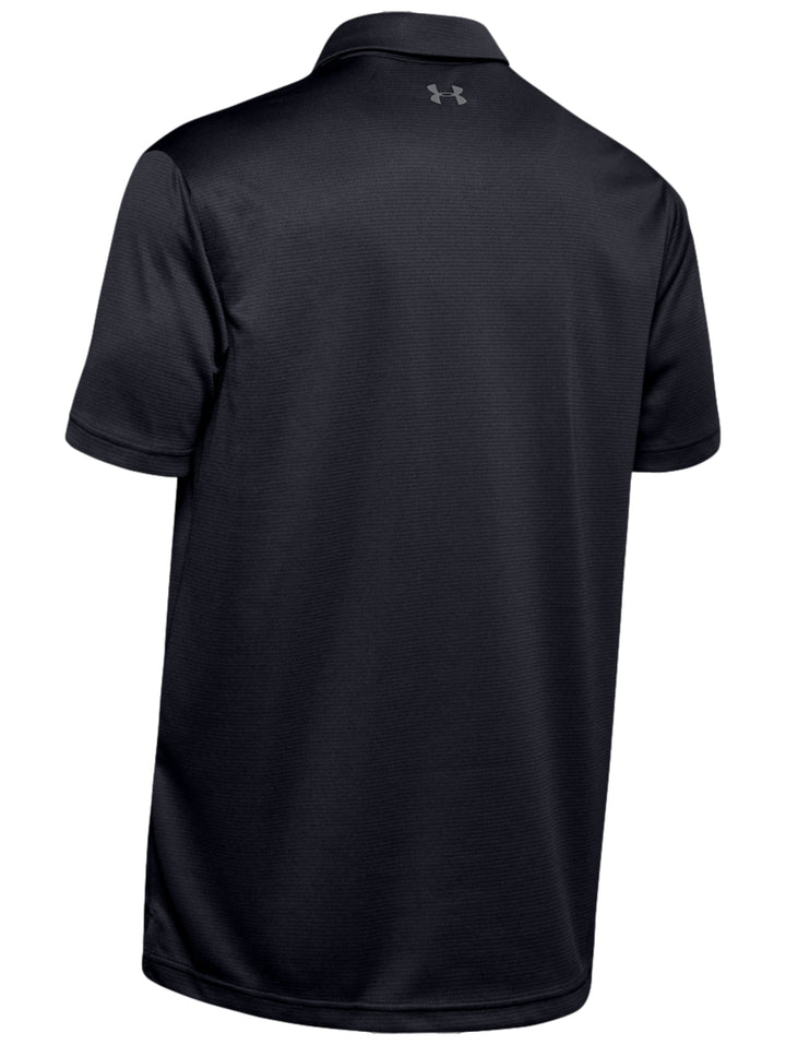 Hombre vistiendo playera polo deportiva Under Armour de color negro con detalles en gris.