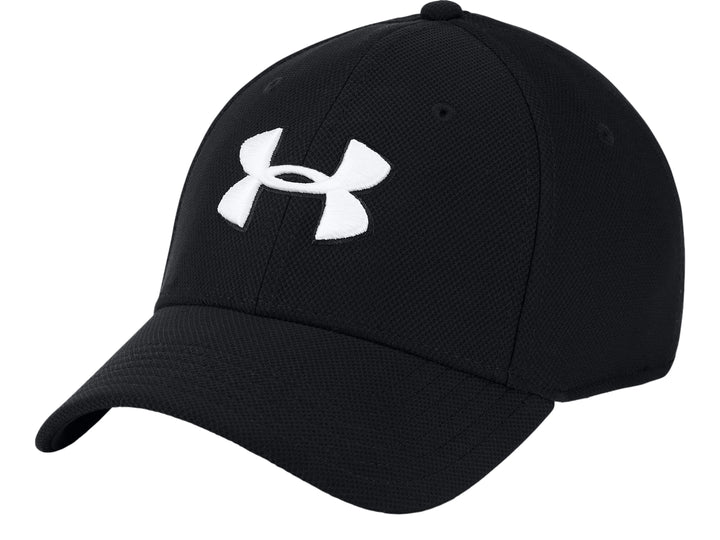 Gorra deportiva Under Armour de color negro con logotipo blanco frontal.