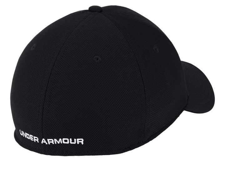 Gorra deportiva Under Armour de color negro con logotipo blanco frontal.