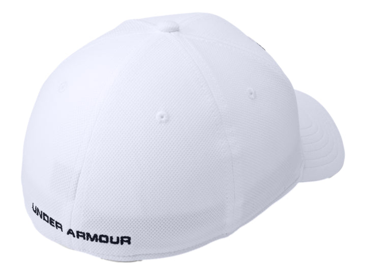 Gorra deportiva Under Armour de color blanco con logotipo negro frontal.