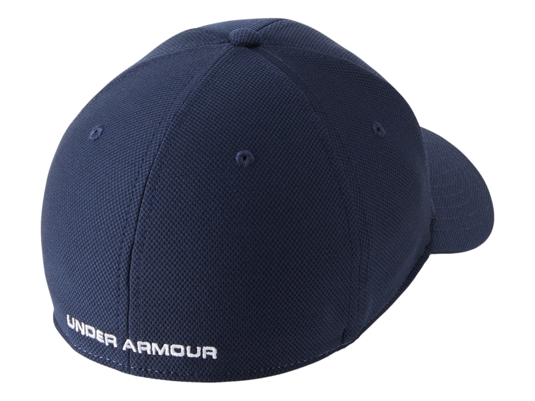Gorra deportiva Under Armour color azul marino con logotipo blanco en el frente.
