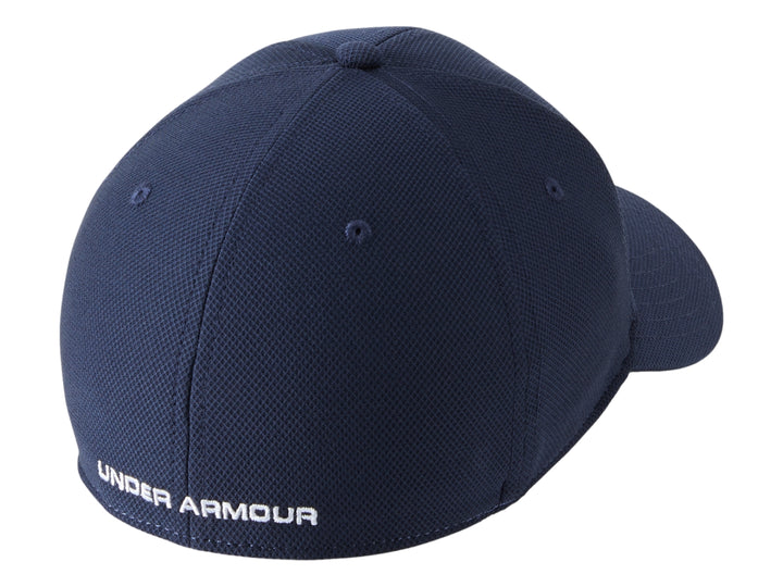 Gorra deportiva Under Armour color azul marino con logotipo blanco en el frente.