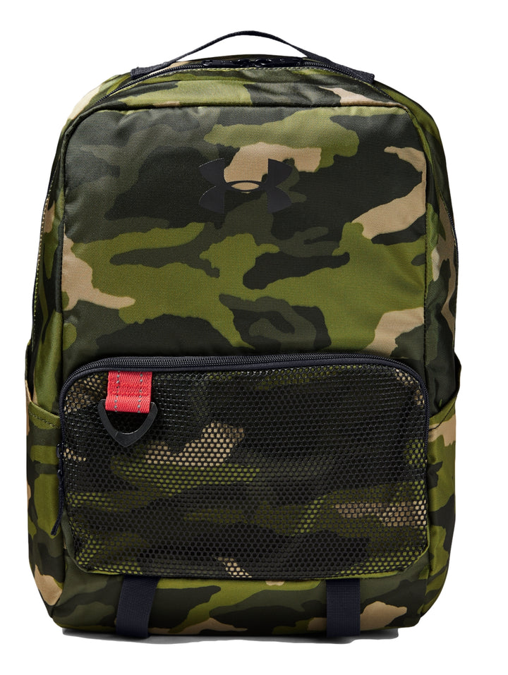 Mochila Under Armour para niño con estampado de camuflaje verde y negro y bolsillo frontal de malla.