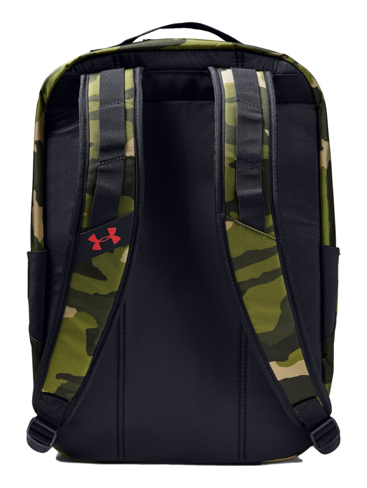Mochila Under Armour para niño con estampado de camuflaje verde y negro y bolsillo frontal de malla.