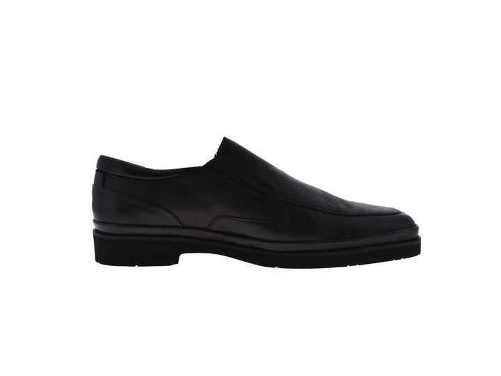 Zapato formal para hombre de color negro, material de cuero liso y diseño sin cordones.