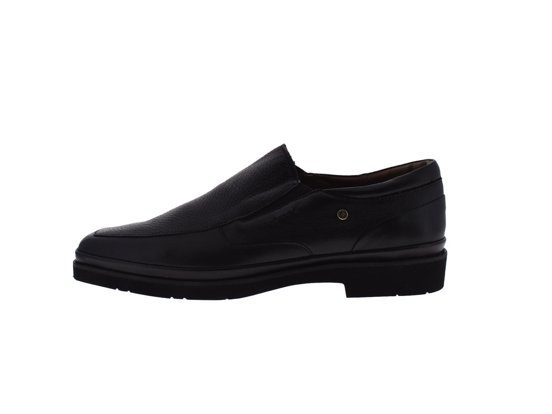 Zapato formal para hombre de color negro, material de cuero liso y diseño sin cordones.