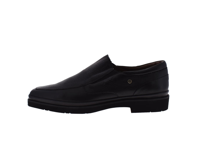 Zapato formal para hombre de color negro, material de cuero liso y diseño sin cordones.