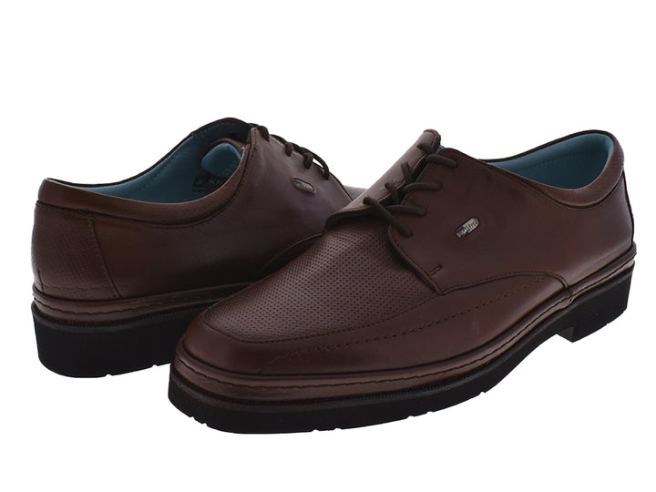 Zapato Jarking modelo Budapest en color coñac de cuero con cordones y suela negra.