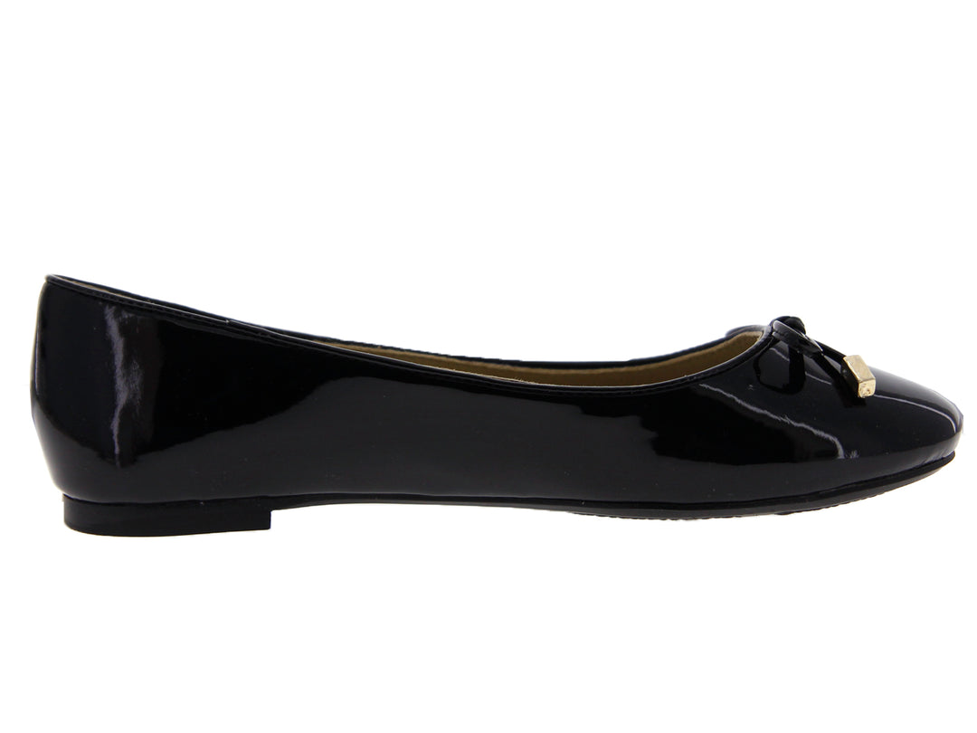 Zapato plano de mujer en charol negro con un moño y detalles decorativos en color dorado.