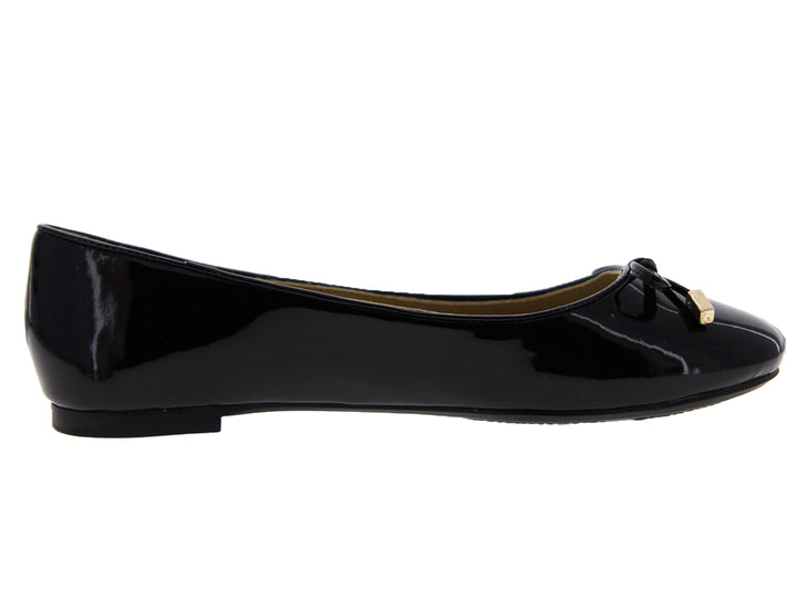 Zapato plano de mujer en charol negro con un moño y detalles decorativos en color dorado.