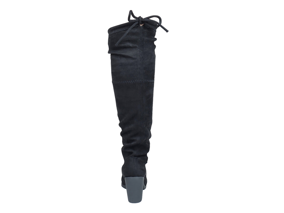 Bota alta de color negro con tacón grueso y acabado mate para mujer.