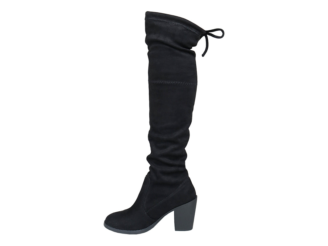 Bota alta de color negro con tacón grueso y acabado mate para mujer.