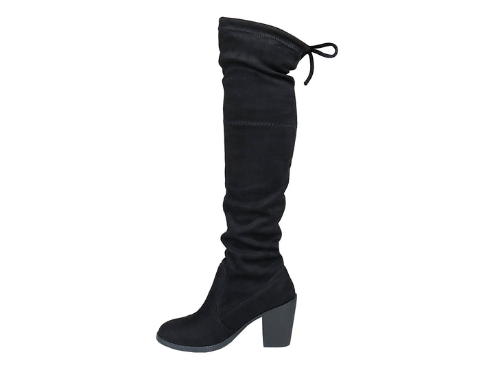 Bota alta de color negro con tacón grueso y acabado mate para mujer.
