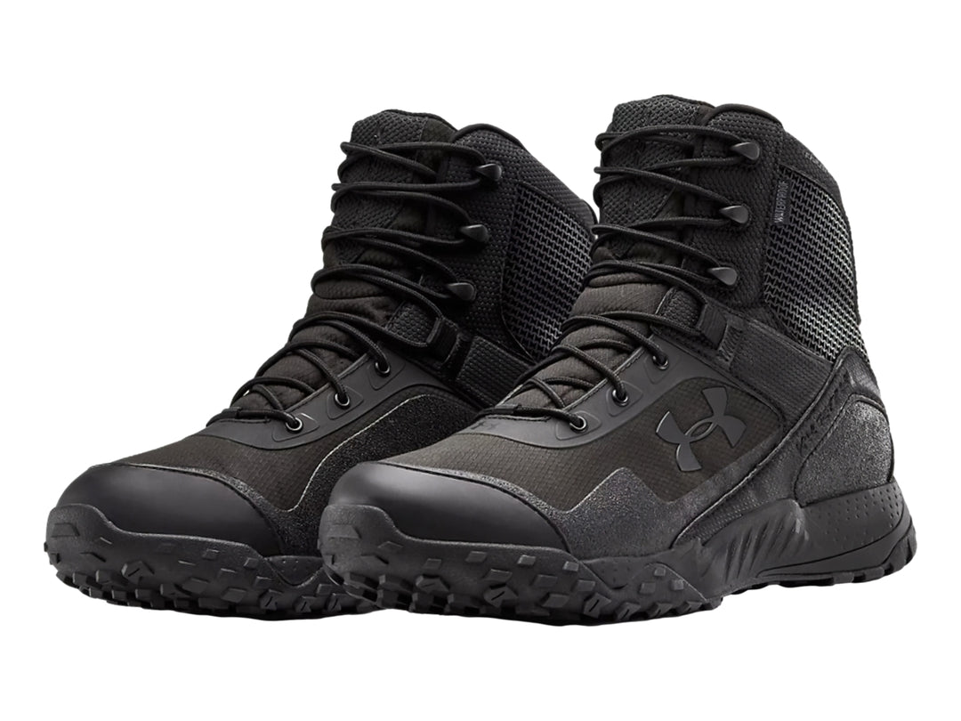 Par de botas Under Armour Valsetz RTS 1.5 WP en color negro total, con suela robusta y diseño táctico.